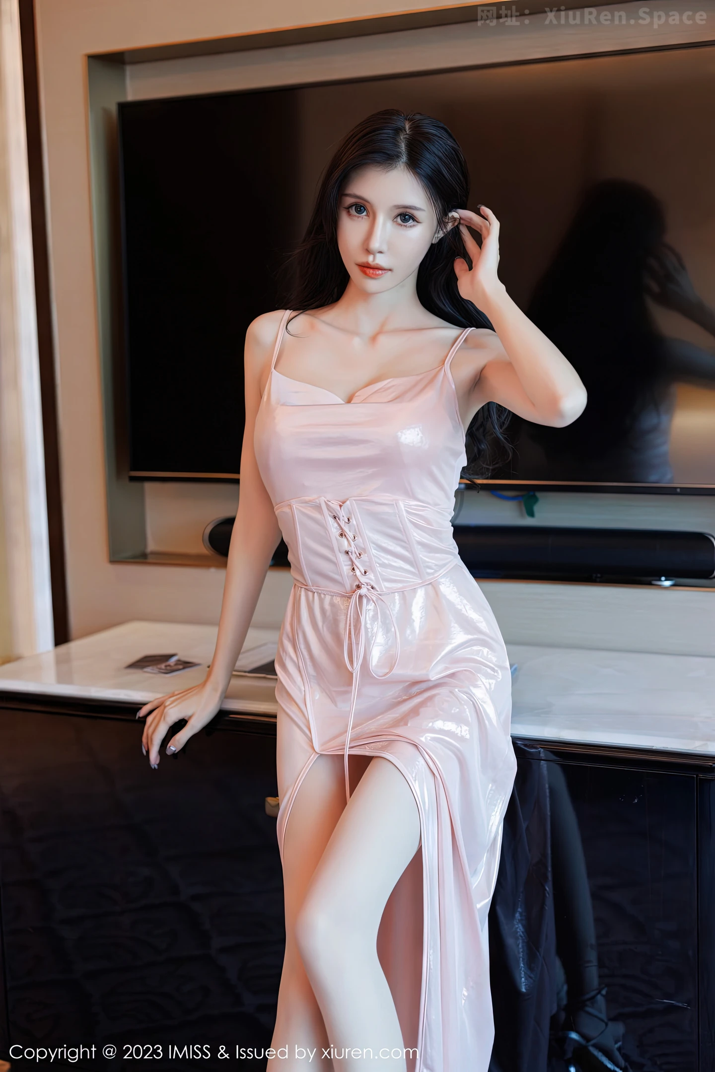 图片[4]-[IMISS爱蜜社]Vol.711 模特泥鳅鳅酒店场景粉色吊带裙露蕾丝内衣配超薄肉丝诱惑写真66P-秀人网官方网站